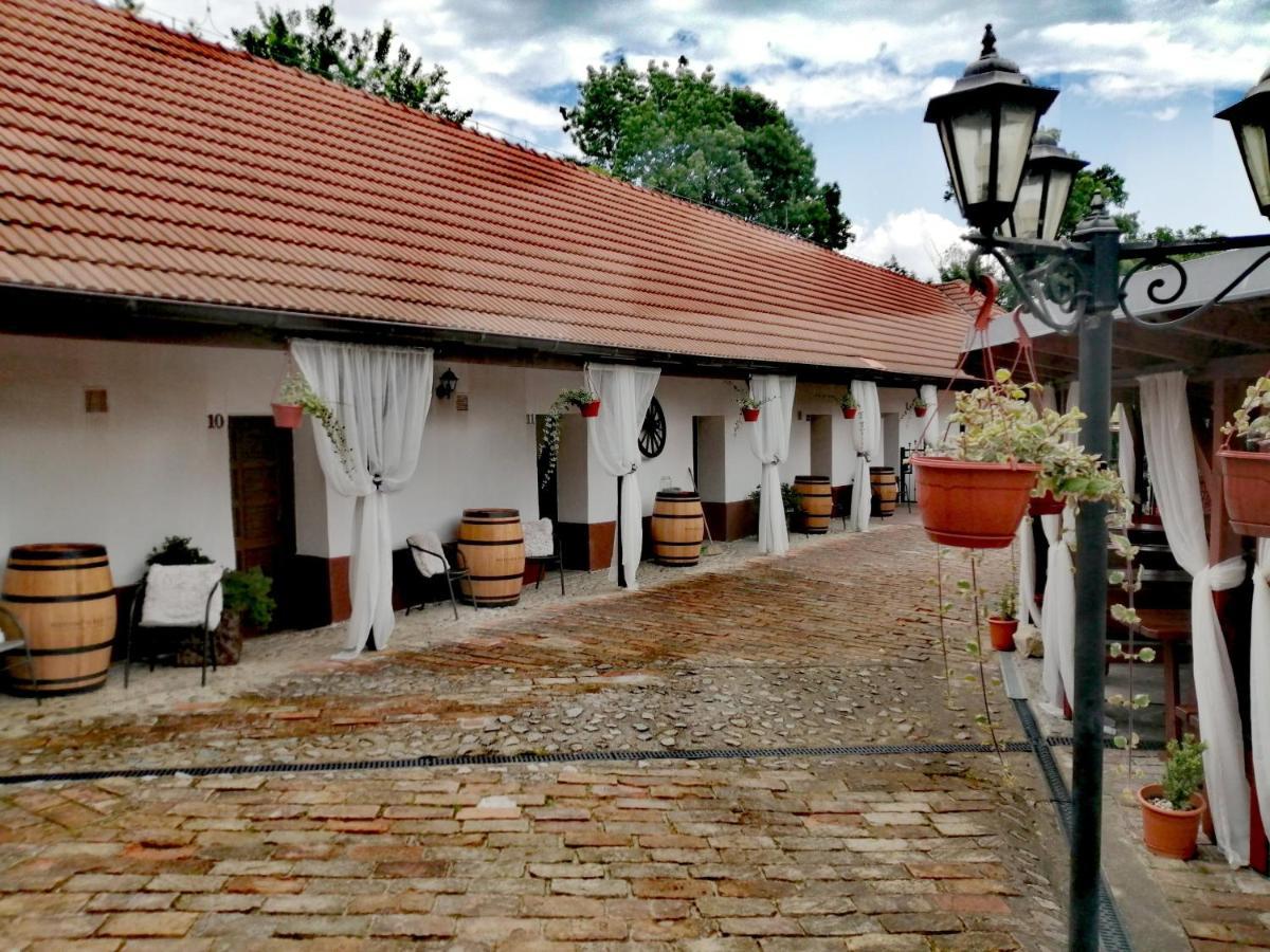 Zamecky Penzion Rotunda Břeclav Exteriör bild