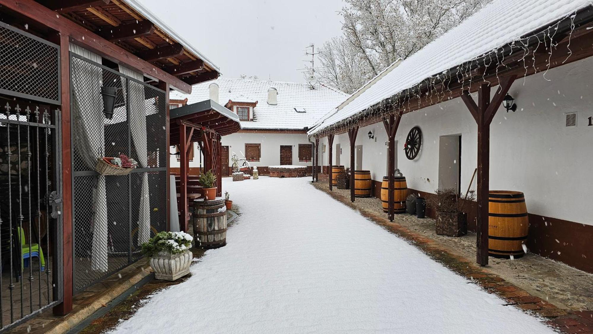 Zamecky Penzion Rotunda Břeclav Exteriör bild