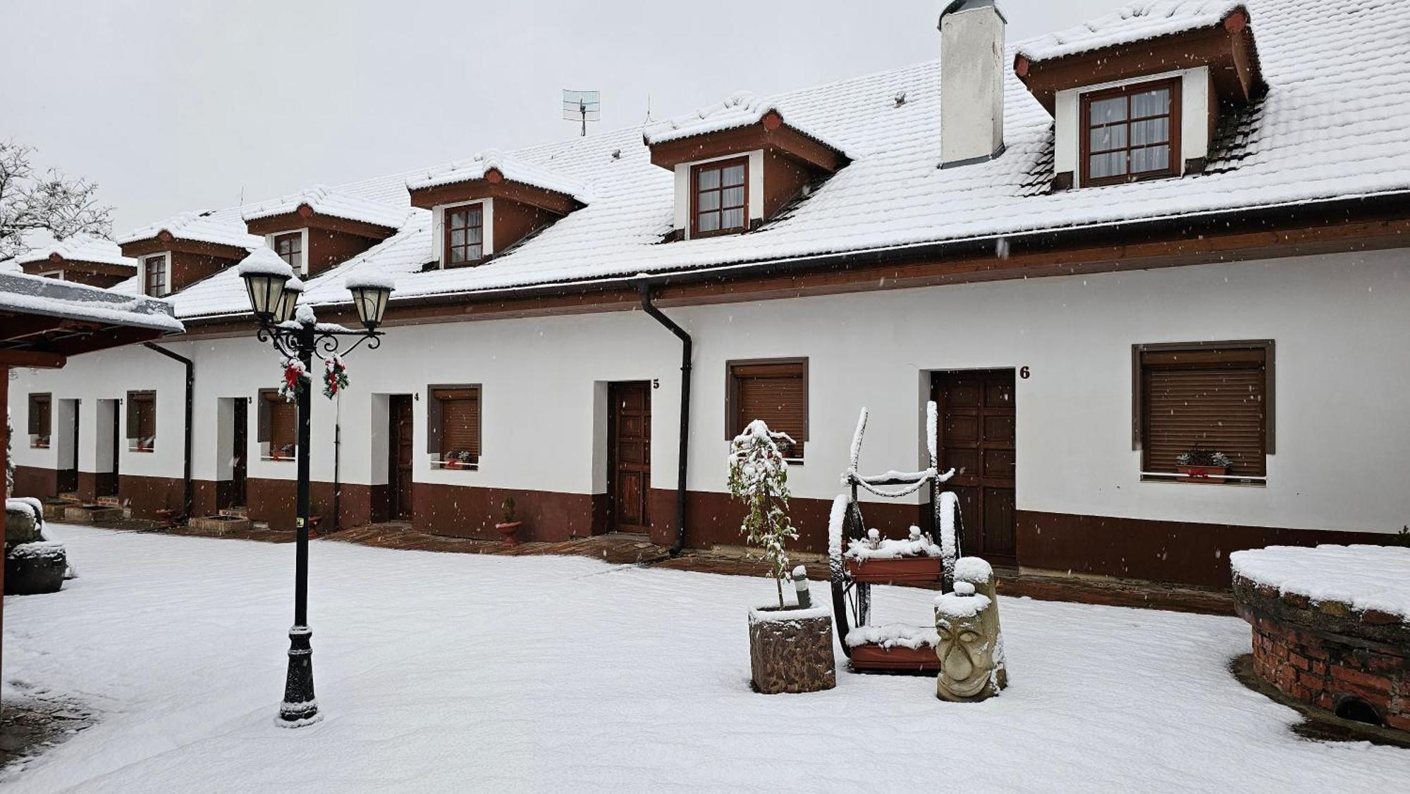 Zamecky Penzion Rotunda Břeclav Exteriör bild