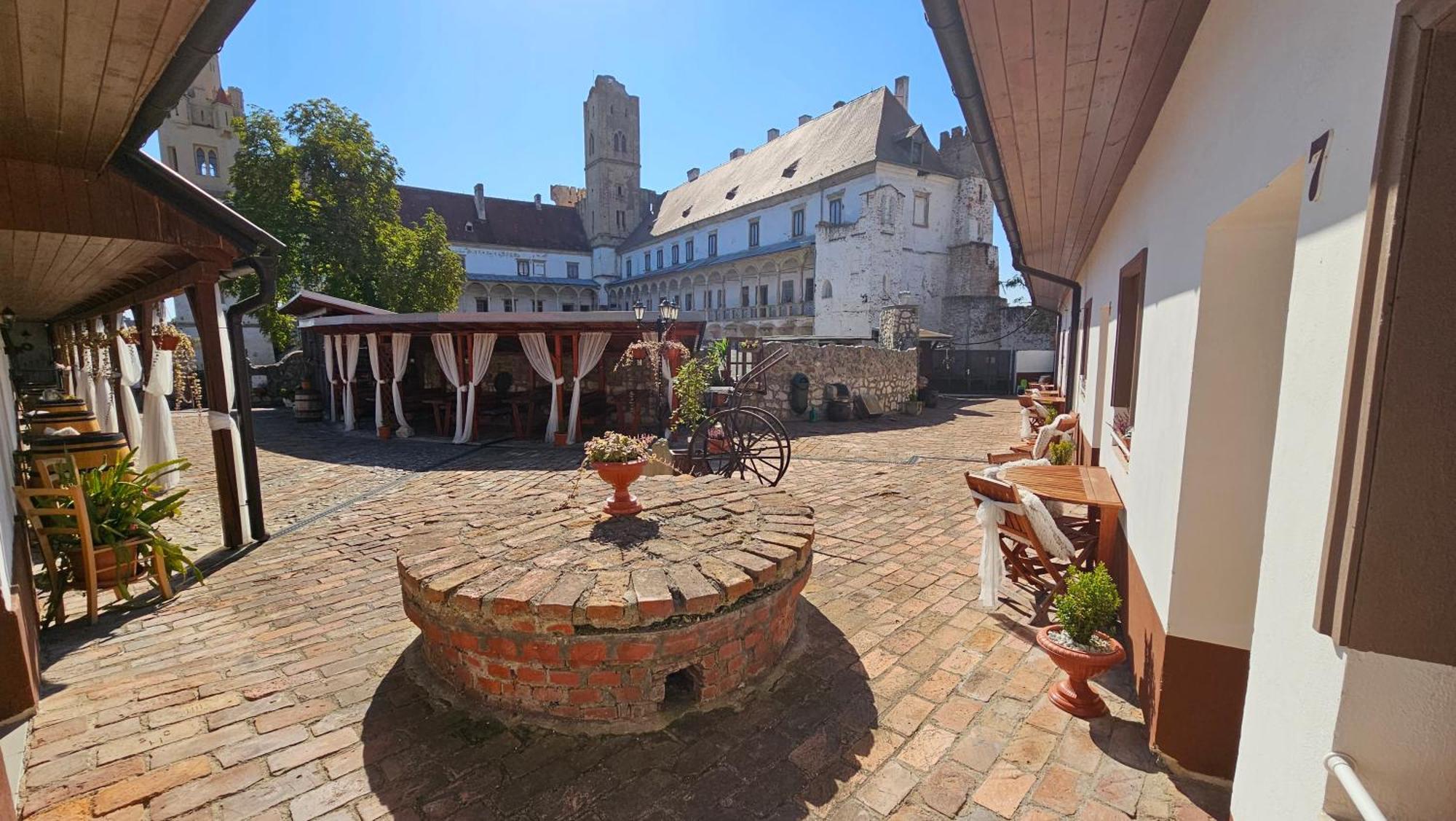 Zamecky Penzion Rotunda Břeclav Exteriör bild